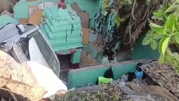 ଶିଶୁଭବନ ଓଭରବ୍ରିଜ୍ ବ୍ୟାରିକେଡ୍‌କୁ ପିଟି ତଳକୁ ଖସିଲା କାର୍, ଅଳ୍ପକେ ବର୍ତ୍ତିଲେ କାର୍‌