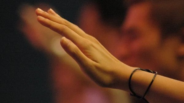 ଡାହାଣ ହାତରେ କାହିଁକି ଦିଆଯାଏ ଆଶୀର୍ବାଦ, ଯାହା ପଛରେ ରହିଛି ବଡ଼ ରହସ୍ୟ