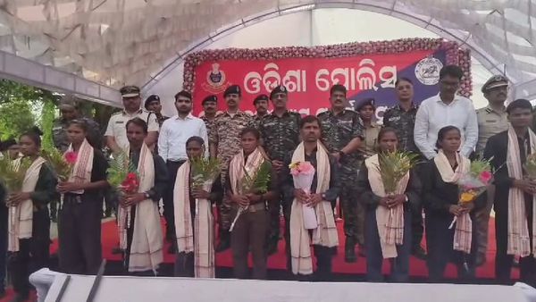 ଡିଜିପିଙ୍କ ନିକଟରେ ୧୧ ମାଓବାଦୀଙ୍କ ଆତ୍ମସମର୍ପଣ