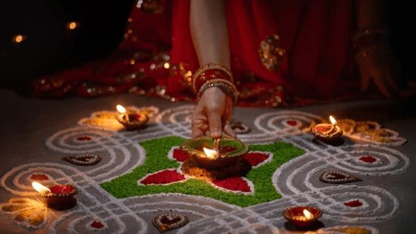 ହୋଲି ରାତିରେ ଏହି ସ୍ଥାନରେ ଜଳନ୍ତୁ ଦୀପ, ଘରେ ସୁଖ ଏବଂ ସମୃଦ୍ଧି ଆଣିବ
