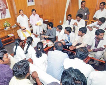 மருத்துவ மாணவர்கள் கருணாநிதியுடன் சந்திப்பு