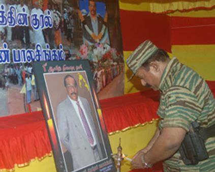 பாலசிங்கம் நினைவு நாள்: பிரபாகரன் அஞ்சலி