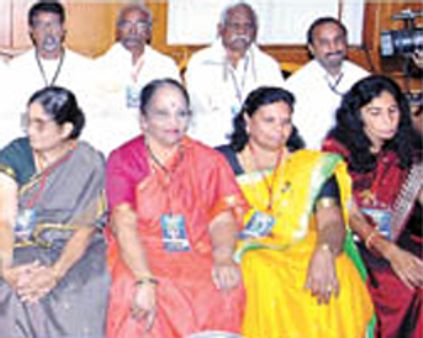 தீர்வு காண முடியும்: மலேசிய எழுத்தாளர்கள்