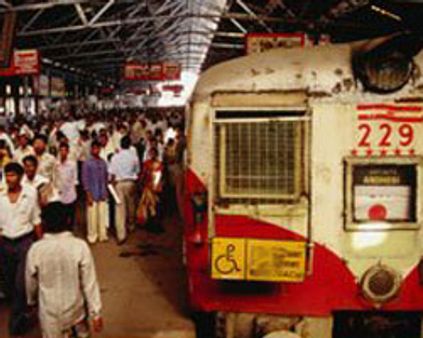 மின்சார ரயில் மோதி 3 பேர் பலி - பெண் படுகாயம்