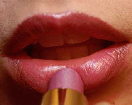 லிப்ஸ்டிக்கால் அதிகரிக்கும் மார்பகங்கள் அளவு!