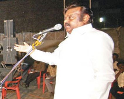 விஜயகாந்த்துடன் காங். மேலிடப் பார்வையாளர் சந்திப்பு: கருணாநிதி டெல்லி பயணம் ரத்து!