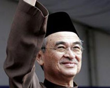 மீண்டும் மலேசிய பிரதமராக பதவியேற்றார் படாவி