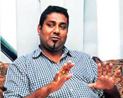 பிரபாகரன் படம்-சென்னையில் சிங்கள இயக்குநருக்கு அடி