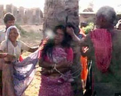 பீகார் கொடுமை-பெண்ணை மரத்தில் கட்டி அடி-உதை, சித்ரவதை