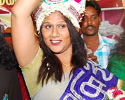 மிஸ் கூவாகம் பட்டத்தை வென்றார் சேலம் மந்த்ரா!