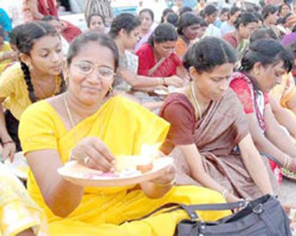 ராமர் பாலத்தை காக்க கோரி கடலில் பெண்கள் தீப வழிபாடு