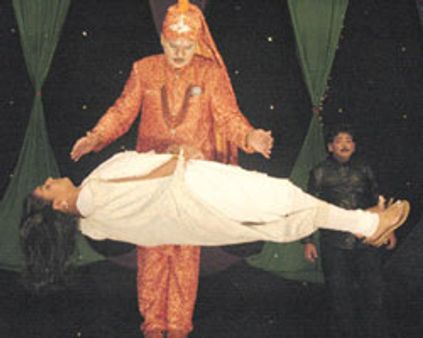 ~~மேஜிக்~~-அந்தரத்தில் மிதந்த நடிகை ரோஜா!