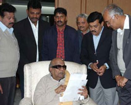 டெல்லி தமிழ்ச் சங்க தோரண வாயில்-அரசு உதவி