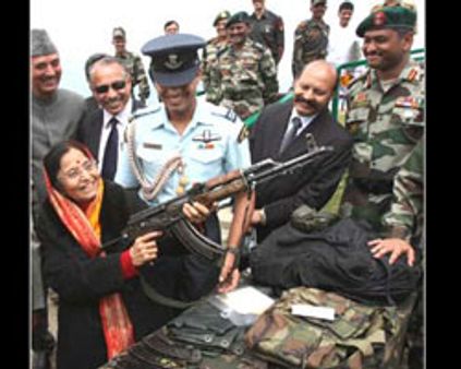 ஏ.கே.47 துப்பாக்கியுடன் போஸ்- பிரதீபாவுக்கு கண்டனம்