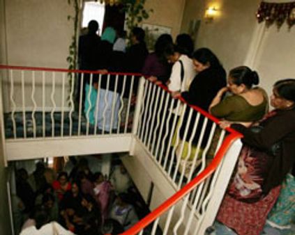 இந்தியத் தம்பதியின் நூதனக் கோவில்- பக்தர்கள் அலை மோதல்!