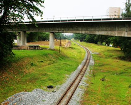 கோவை ரயிலைக் கவிழ்க்க சதி-பயணிகள் தப்பினர்