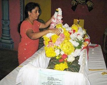 பெண் புலி இறுதி சடங்கில் பிரபாகரன் மனைவி