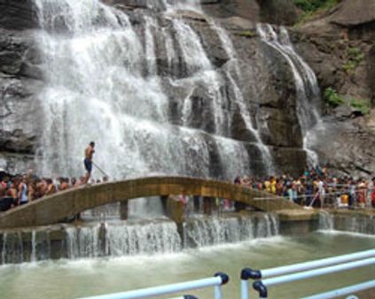 குற்றாலத்தில் உற்சாக வெள்ளம்!