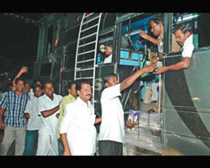 கூட்டணி ~~டமால்~~: திமுக-பாமக வெடி போட்டு, இனிப்பு வழங்கி கொண்டாட்டம்