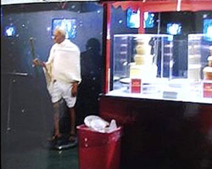 காந்தி சிலையை அவமதித்த துஸ்ஸாத்!