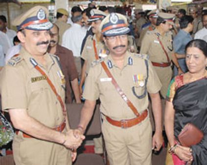 நாஞ்சில் குமரன் ஓய்வு-சென்னை போலீஸ் கமிஷ்னரானார் சேகர்