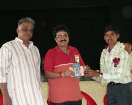 பிளஸ்டூ மாணவருக்கு சுஷில் ஹரி பள்ளியில் பாராட்டு விழா