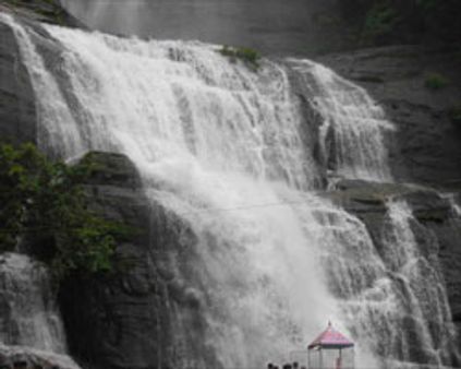 விடிய விடிய சாரல்-குற்றால அருவிகளில் குளிக்க தடை