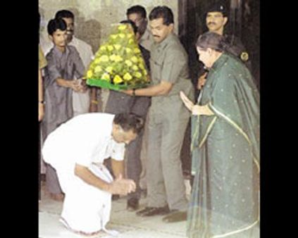 ஜெயலலிதாவுக்கு தூதரை அணுப்பும் காரத்!