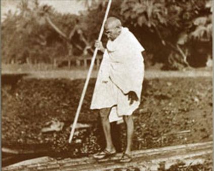 துபாய் நூலகங்களில் காந்தி நூல்!