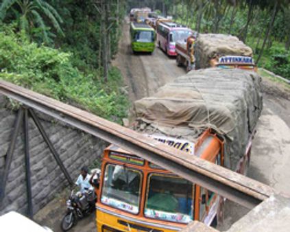 செங்கோட்டை: 15 மணி நேரம் போக்குவரத்து ஸ்தம்பிப்பு!