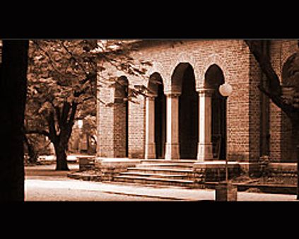 முதல்வருக்கு எதிர்ப்பு: அமெரிக்கன் கல்லூரி மாணவர்கள் ரகளை - தடியடி