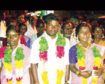 ஒரே நபரை 2 பெண்களுக்கு தாலிகட்ட வைத்த போலீஸ்