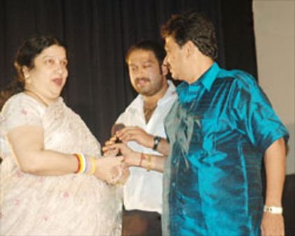 எஸ்.வி.சேகர் வீட்டு கல்யாணத்தில் கருணாநிதி-நீக்கப்படுவாரா?