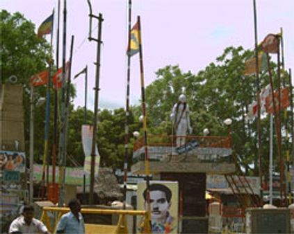 காந்தி சிலையை சுற்றி கொடிக் கம்பங்கள் - அகற்ற கோரிக்கை