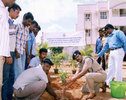 கரூரில் 4,175 மரக்கன்றுகள் நட்ட போலீஸ்