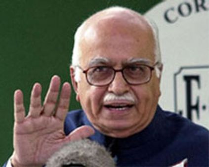 அத்வானிக்கு கொலை மிரட்டல்-சட்ட மாணவர் கைது