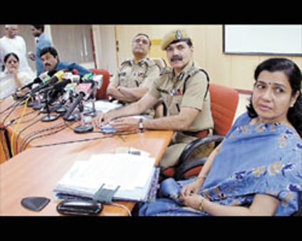 விஜயக்குமாருக்கு டிஜிபி பதவி உயர்வு-~~டம்மி~~ பதவிக்கு மாற்றம்!