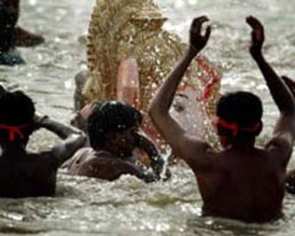 கோவை விநாயகர் ஊர்வலத்தில் ஆசிட்வீச்சு-மேட்டுப்பாளையத்தில் கல்வீச்சு