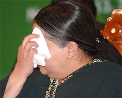 விமான படிக்கட்டில் வழுக்கிய ஜெ-கோபத்துடன் வீடு திரும்பினார்