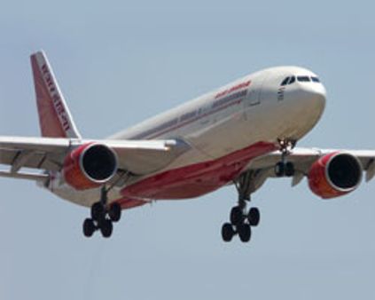 ரன்வேயில் உரசிய விமான இறக்கை-தப்பிய பயணிகள்