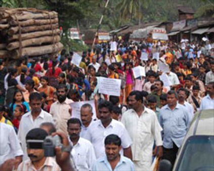 எல்லையில் ஸ்தம்பித்த தமிழக-கேரள போக்குவரத்து
