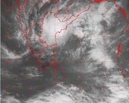 இன்று ஆந்திராவில் கரையை கடக்கும் புயல்-தமிழகத்திலும் கடல் சீற்றம்
