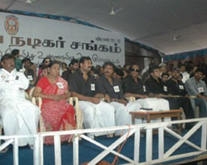 ~~~~கட்-அவுட் பாலாபிஷேகம் போதும்.. தமிழர்களுக்கு நிதி திரட்டுங்கள்~~~~