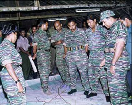 நல்லூருக்குள் நுழைய முயன்ற ராணுவம் மீது புலிகள் பதிலடி-43 வீரர்கள் பலி