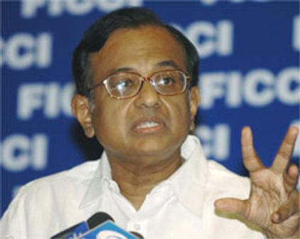 சிவராஜ் பாட்டீல் விலகினார்-உள்துறை அமைச்சராக சிதம்பரம் நியமனம்: விலாஸ்ராவும் விலகுகிறார்