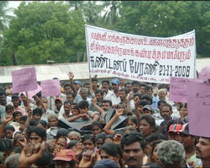 உணவு, மருந்து தடையை எதிர்த்து வன்னியில் தமிழர்கள் பேரணி
