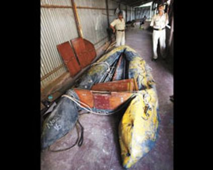 தீவிரவாதிகளை இறக்கி விட்ட 2 கப்பல்கள்-2 படகுகள் சிக்கின