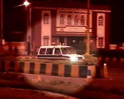 போலீஸ் ஜீப்களில் தப்பிச் சென்ற தீவிரவாதிகள்