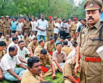 புதுச்சேரி ~~ரகளை~~ போலீஸ் மீது மத்திய-மாநில அரசுகள் அதிரடி