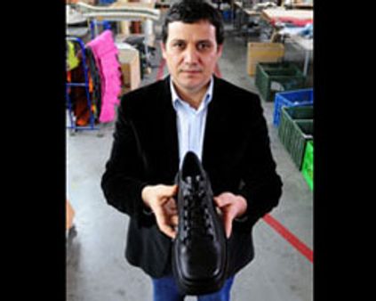 ~~புஷ் புகழ் ஷூ~~ கம்பெனிக்கு திடீர் கிராக்கி-100 பேருக்கு வேலை!